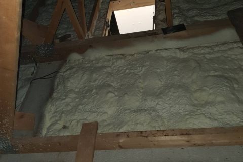 Izolace vazníkové střechy měkkou PUR pěnou